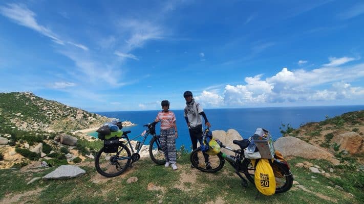 hanh-trinh-di-khong-rac-cua-hai-ban-tre-dap-xe-xuyen-viet-1