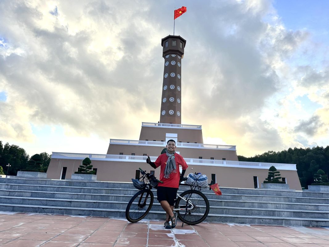 phong-van-chang-trai-di-xuyen-viet-dap-xe-da-thay-doi-cuoc-doi-toi-1